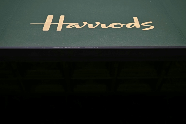 Le logo Harrods sur un des magasins de Londres le 20 septembre 2024
