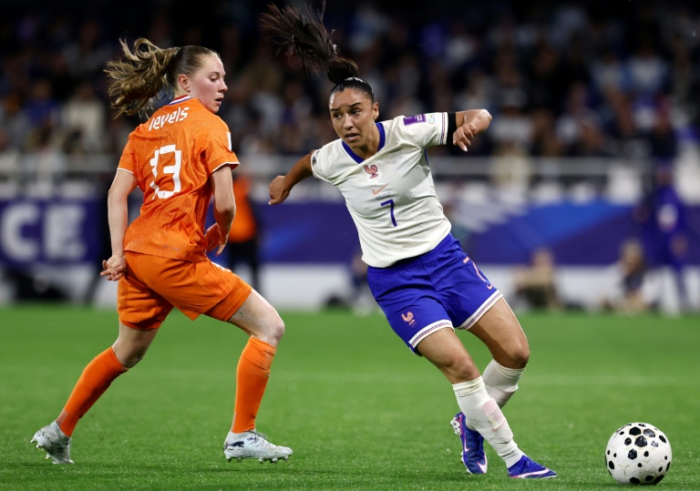 Janou Levels (en orange) et Sakina Karchaoui lors du match de qualification au Mondial-2027 entre la France et les Pays-Bas au stade Abbé-Deschamps d'Auxerre le 18 avril 2026