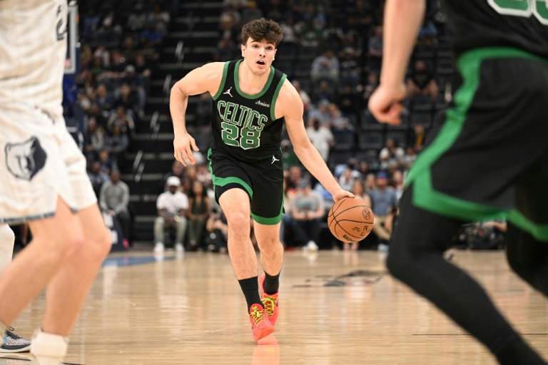 Hugo Gonzalez, des Boston Celtics, porte le ballon lors d'un match de NBA sur le parquet des Memphis Grizzlies, le 20 mars 2026