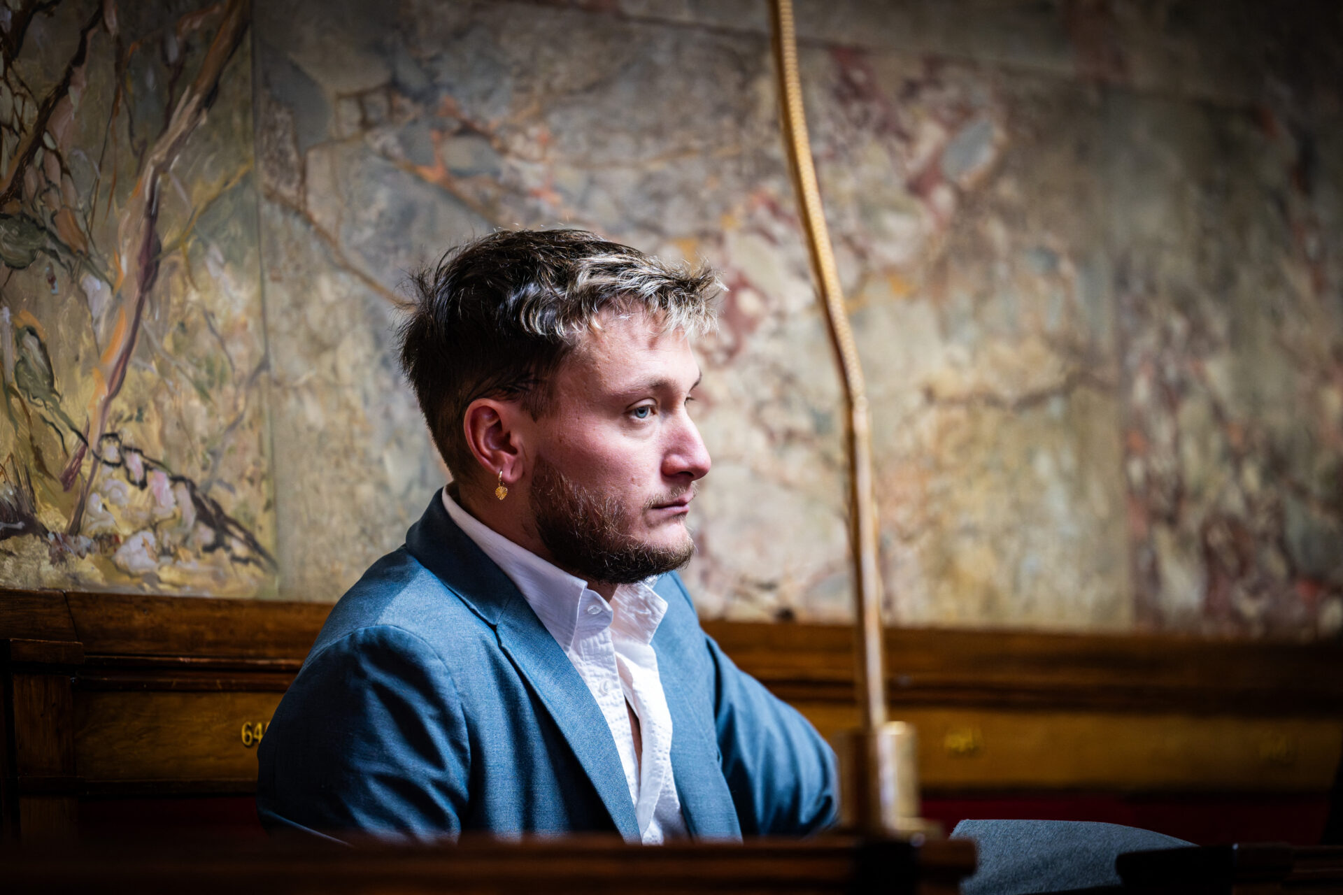 Raphael Arnault est de retour à l'Assemblée nationale. Il sort du silence après la mort de Quentin Deranque. C'est le sujet de la perle du jour de Maud Koffler