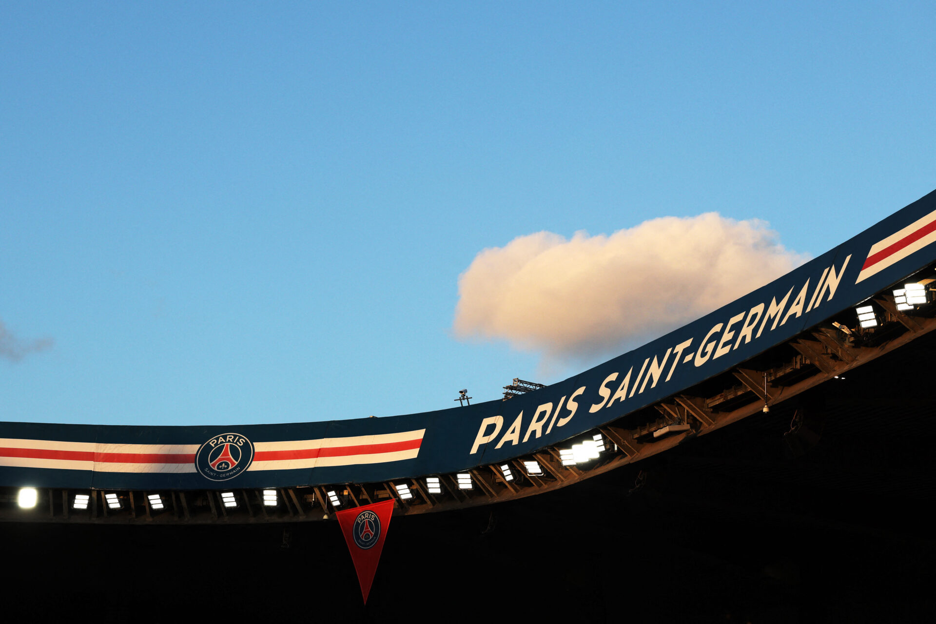 Le nouveau maire de Paris Emmanuel Grégoire assistera à la rencontre de Ligue 1 entre le PSG et Toulouse ce vendredi soir au Parc des Princes.