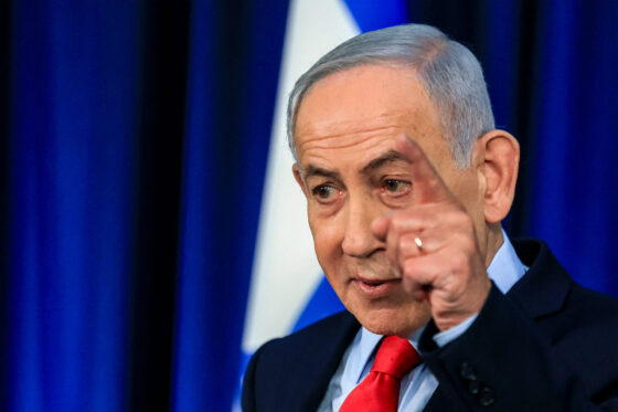 Benjamin Netanyahu aurait eu connaissance des préparations d'attaques le 7 octobre 2023, dénoncent des voix opposantes, internes aux pays.