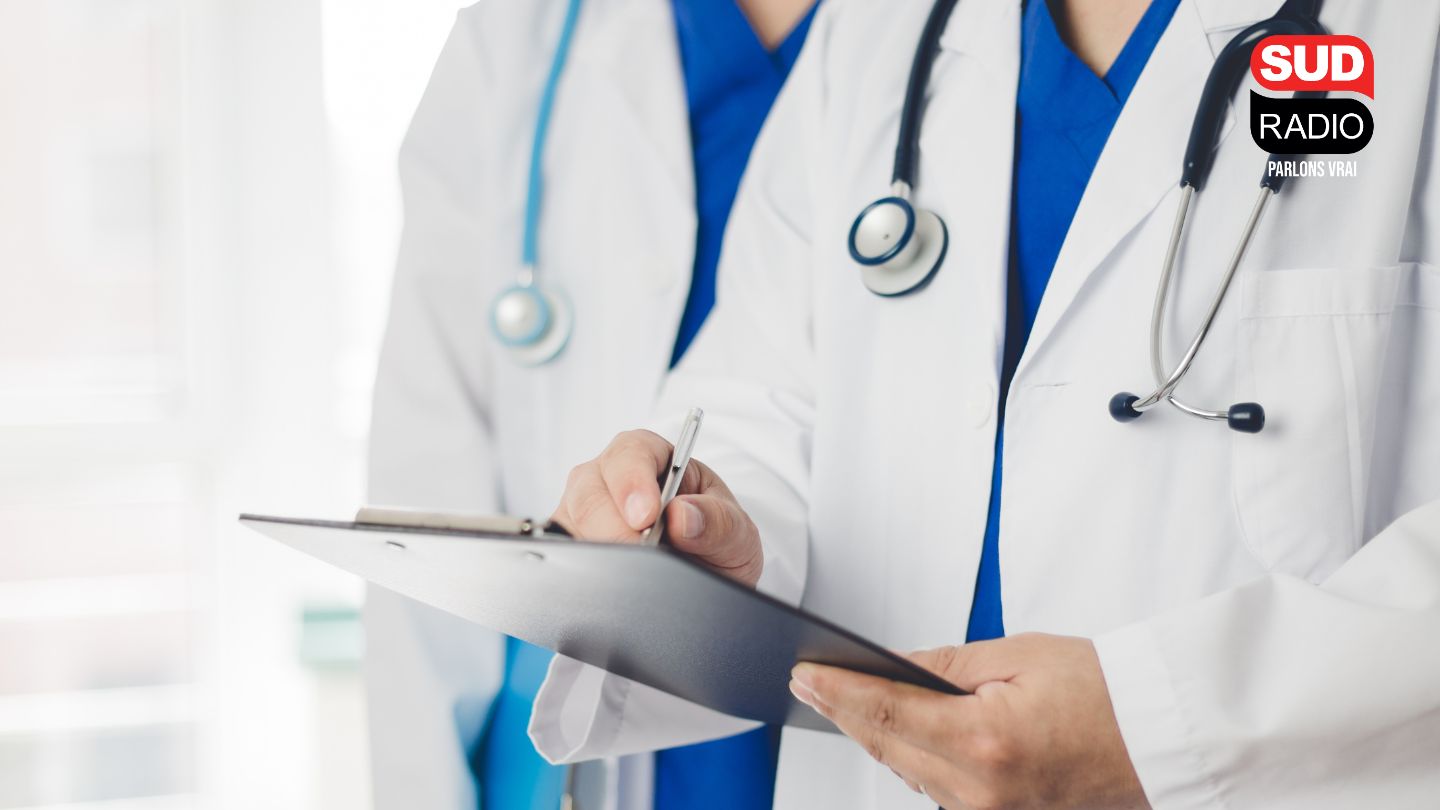 Pour lutter contre l'absentéisme au travail, le gouvernement annonce mettre en place un bouton d'alerte pour les chefs d'entreprise. 