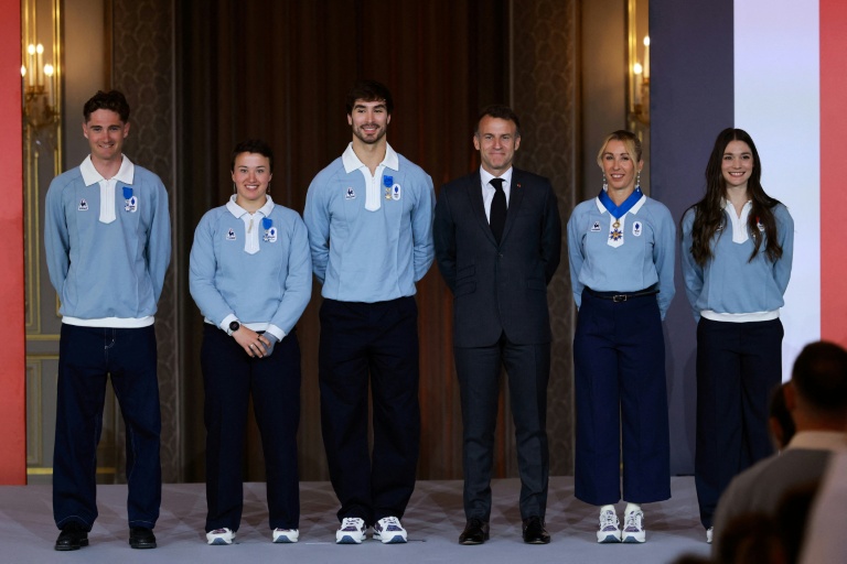 Le président Emmanuel Macron (3e d)  avec Mathis Desloges (g), triple médaillé d'argent en ski de fond, Aurélie Richard (2e g), triple médaillée d'argent et médaillée de bronze en ski alpin, Guillaume Cizeron (3e g), médaillé d'or en patinage artistique, Cécile Hernandez, médaillée d'or en snowboard cross, et Laurence Fournier Baudry, médaillée d'or en patinage artistique, décorée du titre d'Officier de l'Ordre national du Mérite, lors d'une cérémonie de remise de médailles aux athlètes français ayant participé aux J0 d'hiver de Milan-Cortina 2026, à l'Élysée à Paris, le 29 avril 2026 à Pari