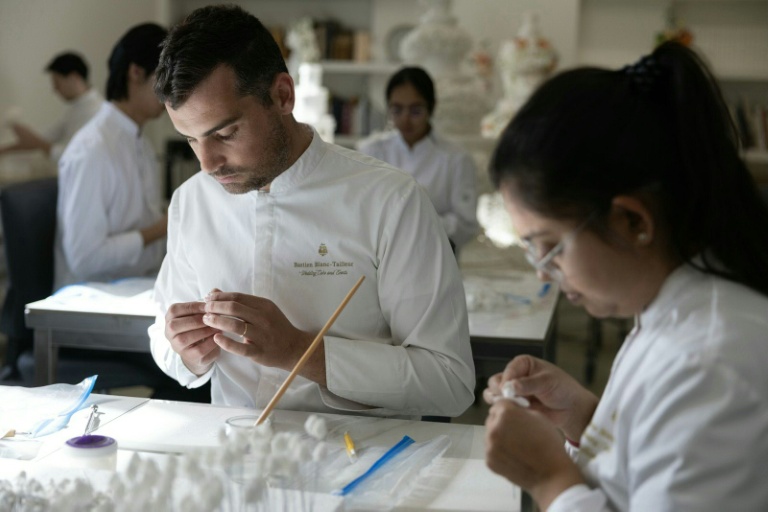 Le chef pâtissier français Bastien Blanc-Tailleur crée des décorations pour un gâteau de mariage dans son atelier de Saint-Rémy-lès-Chevreuse, dans les Yvelines, le 10 avril 2026