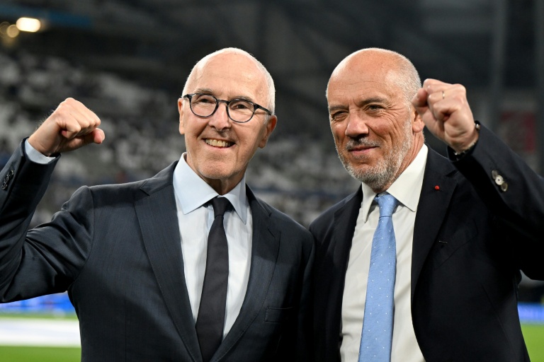 Le tout nouveau président marseillais Stéphane Richard (à droite) avec le propriétaire Frank McCourt lors de la venue de Metz au stade Vélodrome, le 10 avril 2026