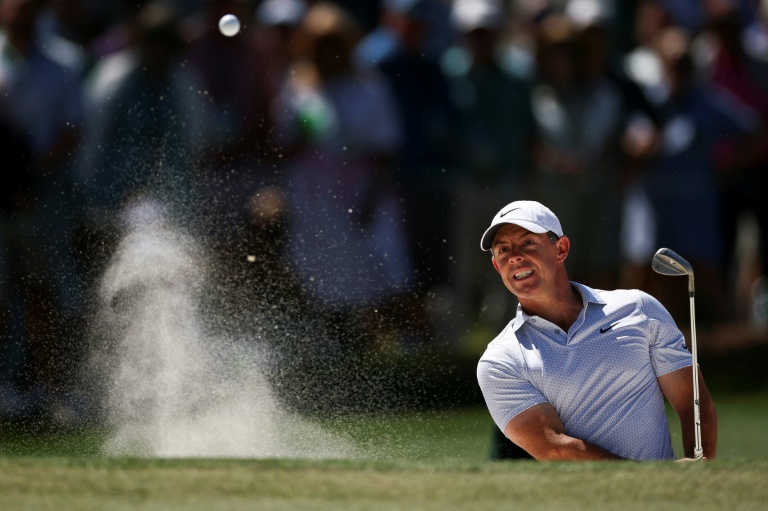 Rory McIlroy sort d'un bunker en bord de green au trou N.7, le 10 avril 2026 lors du deuxième tour du Masters à Augusta
