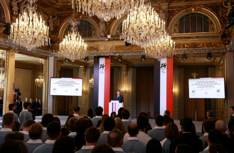 Le président Emmanuel Macron lors d'une cérémonie de remise de médailles en l'honneur des athlètes français ayant participé aux Jeux olympiques d'hiver de Milan-Cortina 2026, à l'Élysée, le 29 avril 2026 à Paris