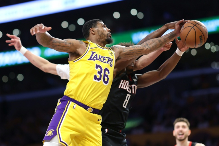 Marcus Smart, des Los Angeles Lakers, contre Jae'sean Tate, des Houston Rockets, dans le match 1 du 1er tour des play-offs en NBA le 18 avril 2026 à Los Angeles