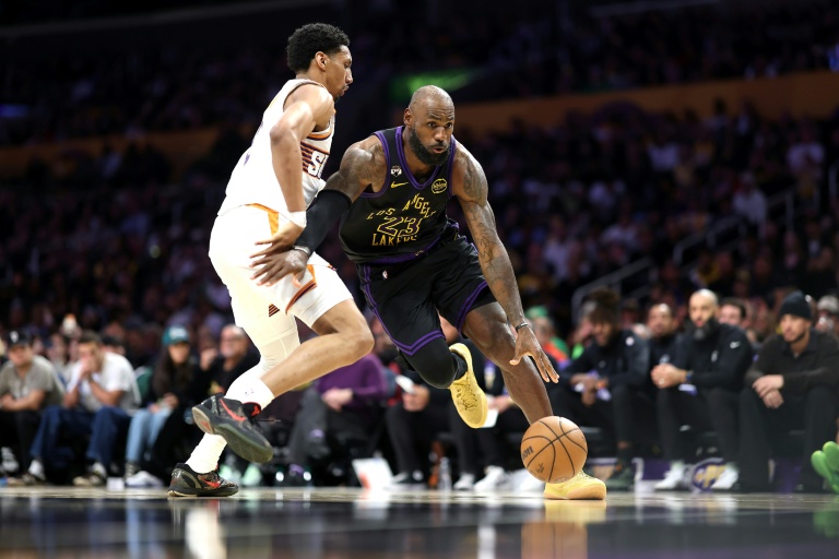 LeBron James (d) face à Ryan Dunn lors du match NBA des Los Angeles Lakers contre les Phoenix Suns, le 10 avril 2026 à Los ANgeles
