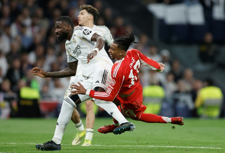 L'international français du Bayern Michael Olise et le défenseur allemand du Real Antonio Ruediger, le 7 avril 2026 lors du quart de finale aller de la Ligue des champions