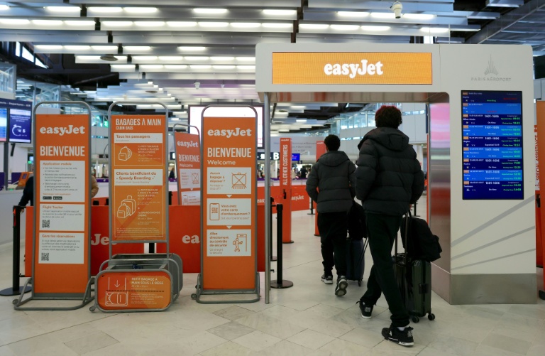 Des voyageurs arrivent au comptoir d'enregistrement d'EasyJet à l'aéroport d'Orly, alors qu'une partie du personnel de la compagnie est en grève, le 6 avril 2026 dans le Val-de-Marne