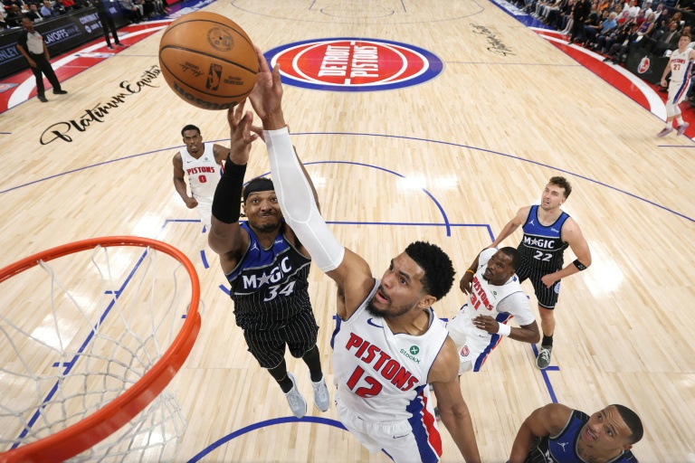 Tobias Harris (c) inscrit un panier malgré la défense de Wendell Carter Jr lors du match 2 du premier tour des play-offs de NBA entre les Detroit Pistons et le Orlando Magic, le 22 avril 2026 à Détroit