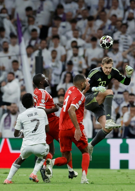 Manuel Neueur (d) lors du quart de finale aller de Ligue des champions entre le Bayern Munich et le Real Madrid, le 7 avril 2026 à Madrid