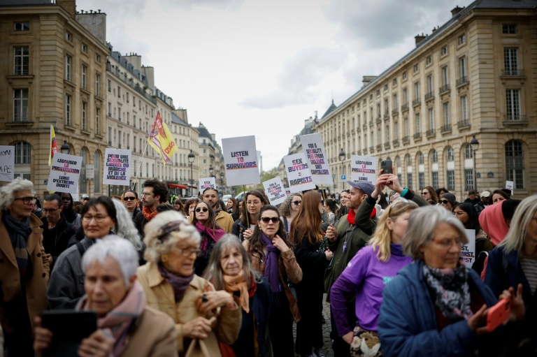 Des manifestants à Paris le 12 avril 2026