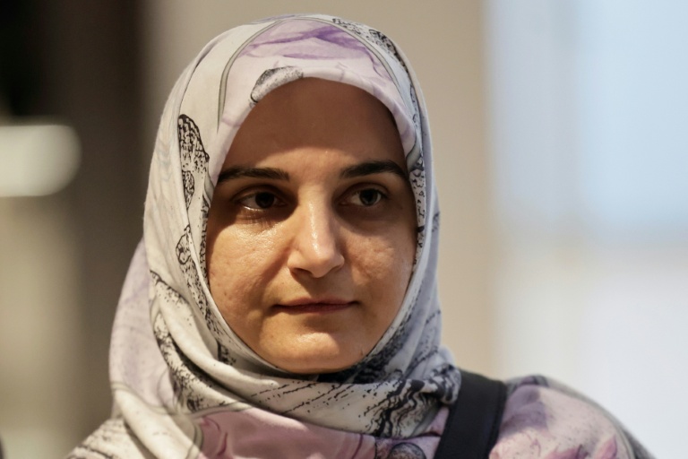 L'Iranienne Mahdieh Esfandiari arrive au tribunal de Paris pour son procès pour apologie du terrorisme, le 13 janvier 2026