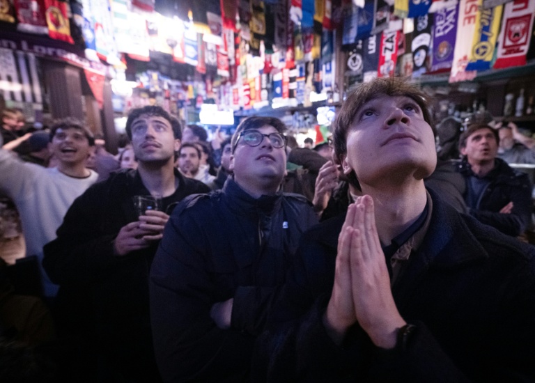 Des supporters italiens dans un pub de Rome durant la finale des barrages européens pour le Mondial-2026 contre la Bosnie le 31 mars 2026