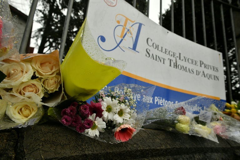 Des fleurs déposées devant l'entrée du collège-lycée privé catholique Saint-Thomas d'Aquin, après la mort d'une professeure&nbsp;poignardée par un élève, le 23 février 2023 à Saint-Jean-de-Luz, dans le sud-ouest de la France