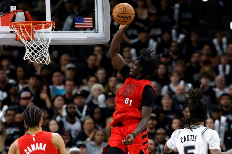 Sidy Cissoko, des Portland Trail Blazers dunke contre les San Antonio Spurs, le 28 avril 2026 à San Antonio