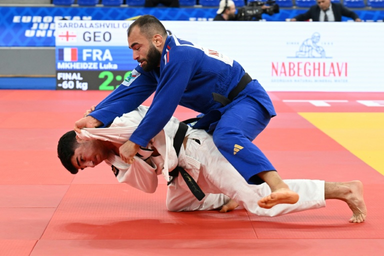 Le Géorgien Giorgi Sardalashvili (en blanc) et le Français Luka Mkheidze lors de la finale des -60 kg aux championnats d'Europe de judo à Tbilissi, remportée par le Français, le 16 avril 2026