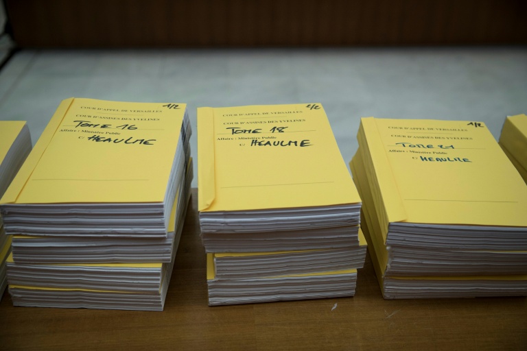 Des dossiers concernant le tueur en série Francis Heaulme avant son procès en appel au tribunal de Versailles, au sud-ouest de Paris, le 4 décembre 2018