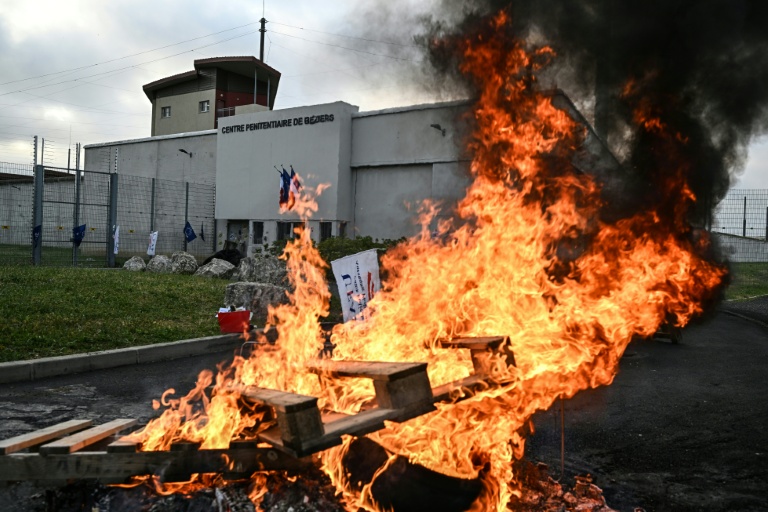 Des surveillants pénitentiaires manifestent devant la prison de Bois-d'Arcy (Yvelines) le 27 avril 2026