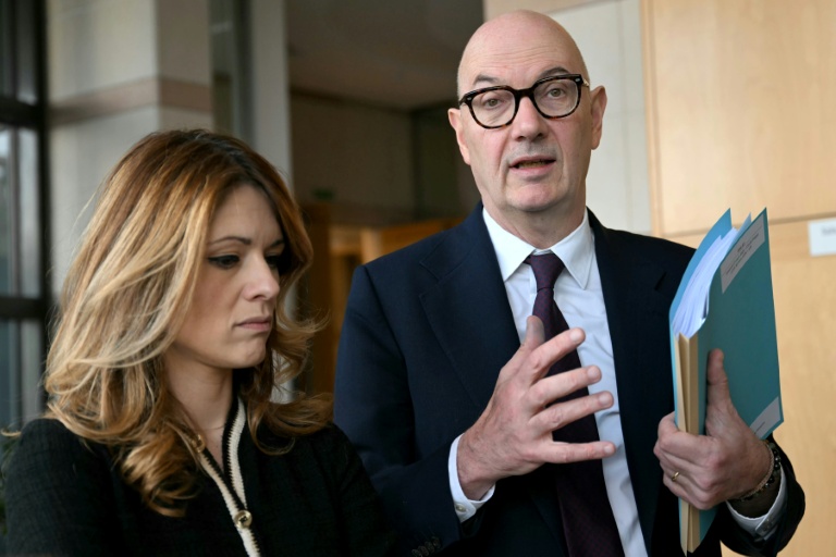 Le ministre de l'Economie Roland Lescure et la ministre déléguée à l'Energie et porte-parole du gouvernement Maud Bregeon, le 30 mras 2026 à Paris