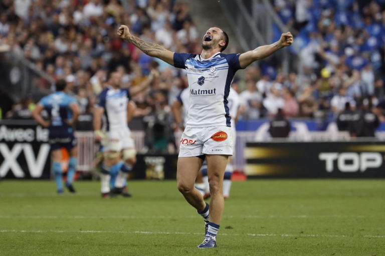 Julien Dumora, alors arrière de Castres, célèbre après avoir remporté la finale du Top 14 contre Montpellier au Stade de France de Saint-Denis, le 2 juin 2018