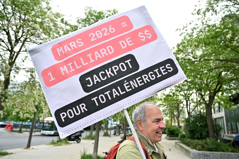 Manifestation à l'appel d'organisations écologistes à l'occasion de la publication des résultats de TotalEnergies le 29 avril 2026 à Paris