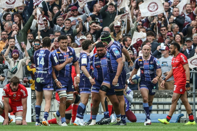 Ben Tameifuna célébré par ses coéquipiers de l'Union Bordeaux-Bègles après avoir inscrit un essai face au Stade toulousain en quart de finale de Champions Cup le 12 avril 2026 au stade Chaban-Delmas à Bordeaux