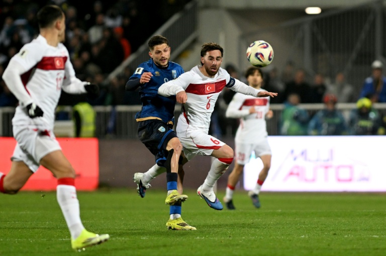 Le Turc Orkun Kokcu (D) lors de la qualification pour le mondial aux dépens du Kosovo, le 31 mars 2026 à Pristina