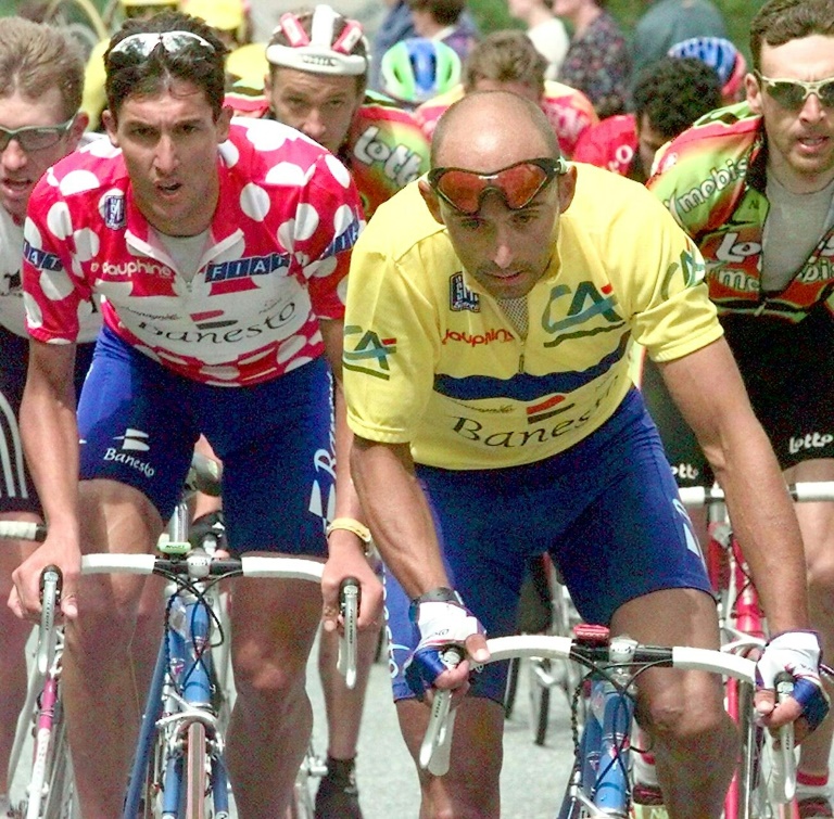 Le Francais Armand de Las Cuevas (D) en action, au côté de l'Espanol Jose Maria Jimenez (G), le 14 juin à Megève, lors de la 7e étape Megève- Megève (144 km) lors du 50e Critérium du Dauphiné Libéré. L'Espagnol Miguel Angel Pena remporte l'étape devant Jose Maria Jimenez et Armand de Las Cuevas qui remporte le classement général.