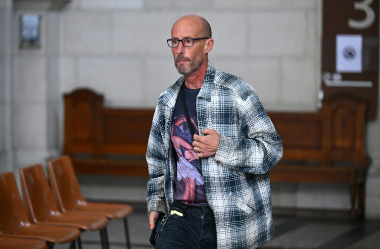 Stéphane Voirin, avec un T-Shirt en mémoire de son ex-compagne Agnès Lassalle, au premier jour du procès du jeune élève qui l'a poignardé, le 21 avril 2026 à Pau