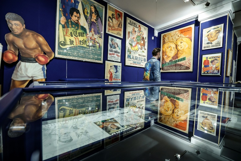 Des objets et des affiches de cinéma de la collection René Chateau exposés à Paris, le 7 avril 2026 avant leur vente aux enchères par la maison Millont, le 9 avril 2026