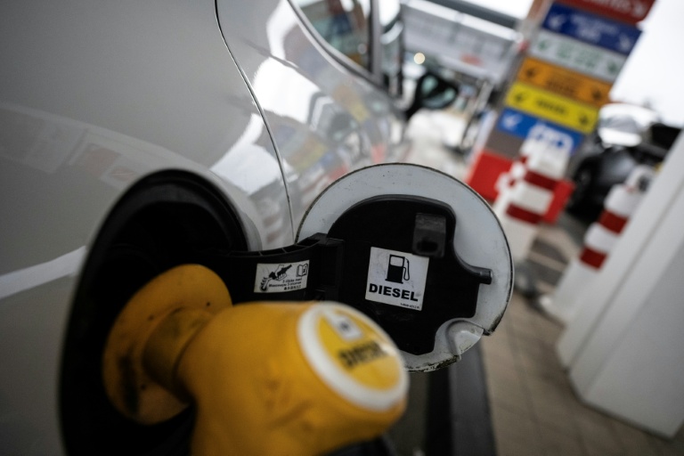 Un automobiliste fait le plein de diesel dans une station-service près de Toulouse, le 12 mars 2026