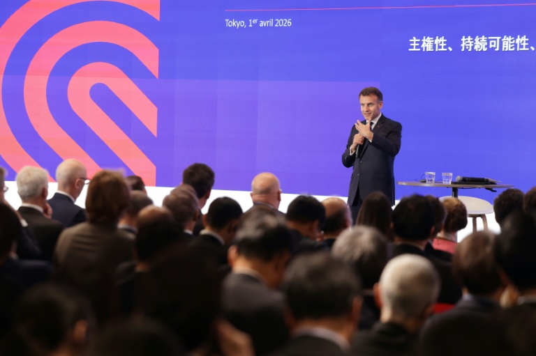 Le président français Emmanuel Macron s'exprime à la Tokyo Innovation Base (TIB) à Tokyo, le 1er avril 2026