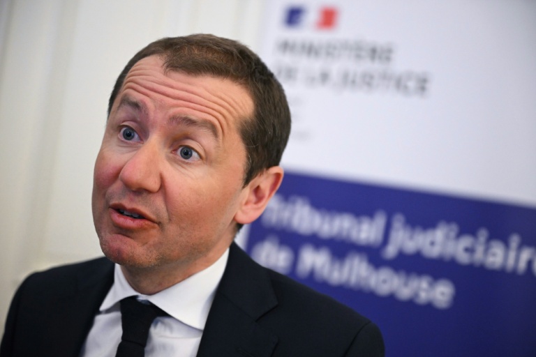 Le procureur de Mulhouse, Nicolas Heitz, s'adresse à la presse après la découverte d'un garçon nu et malnutri dans une camionnette où il était enfermé, à Hagenbach, le 10 avril 2026 dans le Haut-Rhin