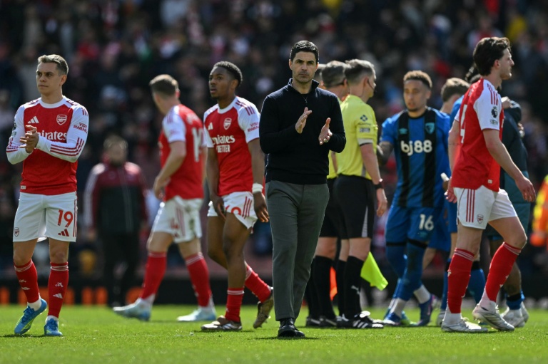 L'entraîneur d'Arsenal Mikel Arteta et ses joueurs sont dépités après la défaite surprise à domicile contre Bournemouth, le 11 avril 2026 à Londres