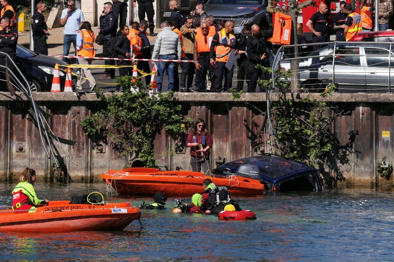 Des secouristes travaillent dans la zone où un bus et une voiture sont tombés dans la Seine à Juvisy-sur-Orge (Essonne), le 30 avril 2026