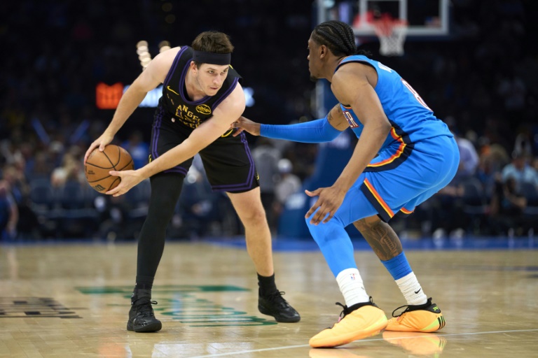 Austin Reaves des Los Angeles Lakers en action lors du match contre le Thunder d'Oklahoma City le 2 avril 2026 à Oklahoma City aux Etats-Unis