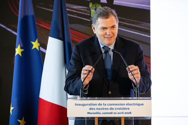 Le ministre des Transports Philippe Tabarot (C) lors de l'inauguration du dispositif de branchement électrique des bateaux de croisière, le 11 avril 2026 à Marseille