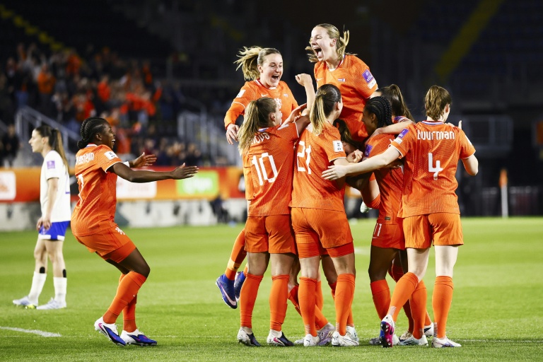 Les Néerlandaises célèbrent après avoir inscrit le premier but de la rencontre face à la France qu'elles ont remportée 2-1 lors des qualifications à la Coupe du monde le 14 avril 2026 à Breda