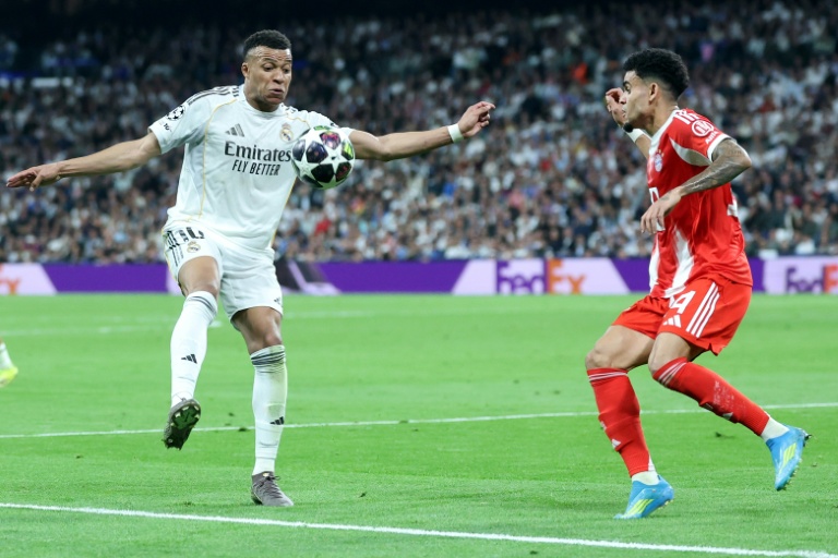 L'attaquant français du Real Madrid, Kylian Mbappé (g.), et l'ailier colombien du Bayern Munich, Luis Diaz (d.), lors du quart de finale aller de la Ligue des champions, à Madrid, le 7 avril 2026