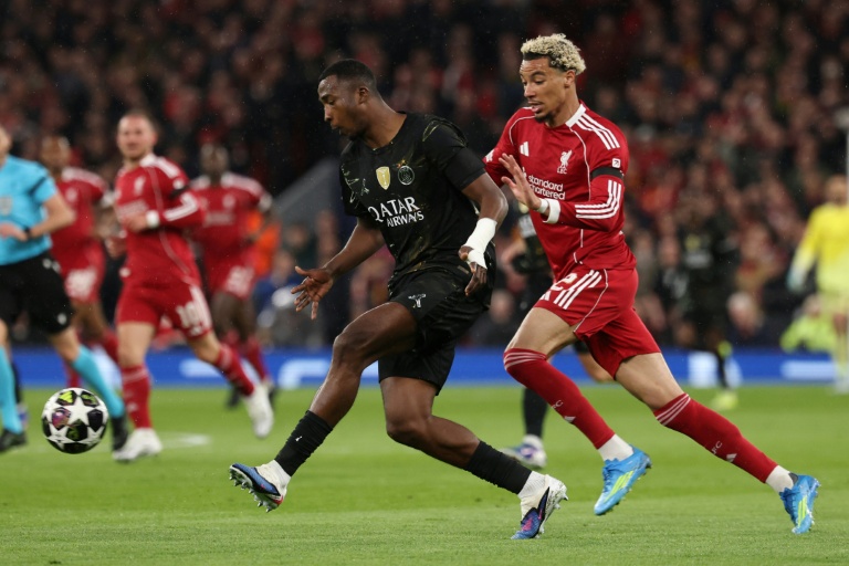 Le défenseur équatorien du Paris Saint-Germain, Willian Pacho (c.), et l'attaquant français du Liverpool FC, Hugo Ekitike (d.), lors du quart de finale retour des quarts de finale de C1 entre le PSG et Liverpool, à Anfield, le 14 avril 2026