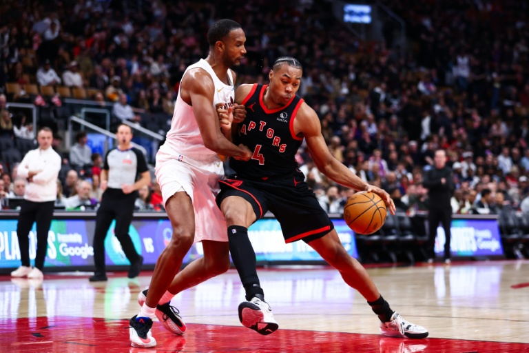 Scottie Barnes (d) face à la défense d'Evan Mobley lors du match 3 du premier tour des play-offs de NBA entre les Toronto Raptors et les Cleveland Cavaliers, le 23 avril 2026 à Toronto