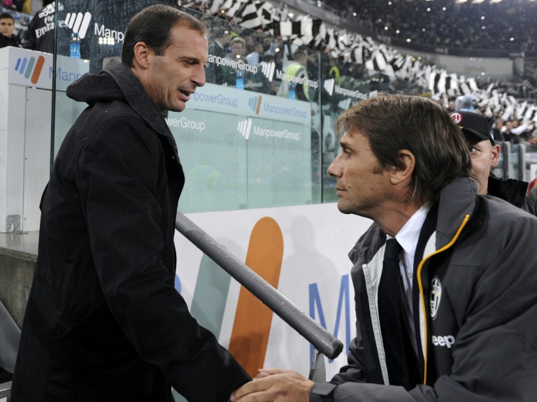 Massimiliano Allegri (à gauche) et Antonio Conte se serrent la main en marge d'un match de Serie A entre la  Juventus et l'AC Milan le 6 octobre 2013 à Turin en Italie