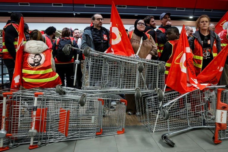 Des membres de la CGT bloquent un magasin Action à Bagnolet, près de Paris, le 1er avril 2026