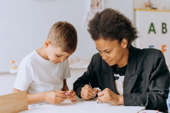 Enfants neuro-atypiques : une scolarité encore semée d’embûches