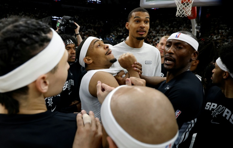 Victor Wembanyama (c) entouré de ses coéquipiers des San Antonio Spurs avant le début du match NBA de saison régulière contre les Denver Nuggets, le 12 avril 2026 à San Antonio