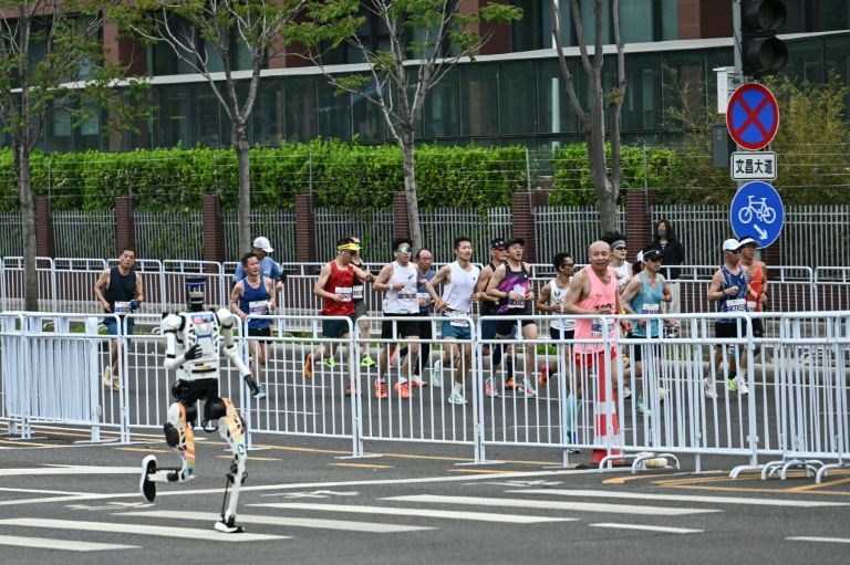 Un robot humanoïde lors du semi-marathon de Yizhuang, dans la banlieue de Pékin, le 19 avril 2026